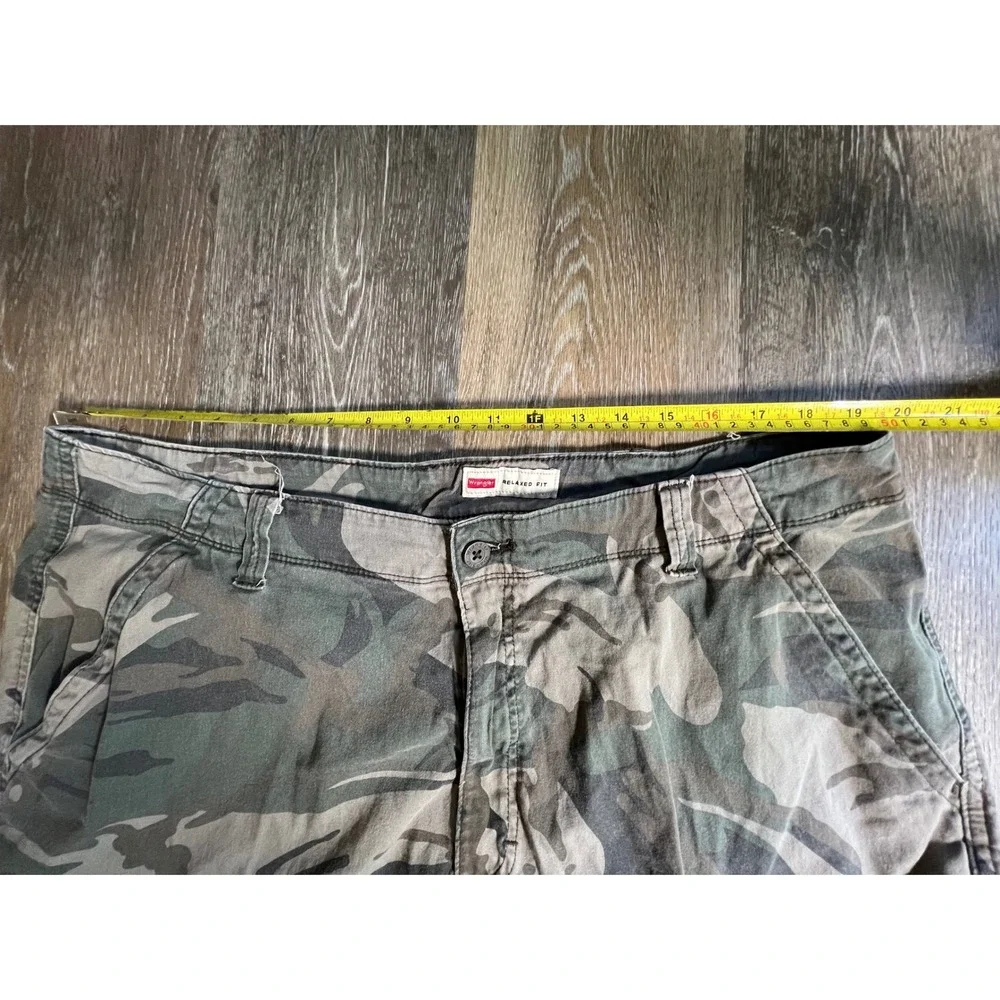 Wrangler Cargo Shorts Mens 42 Green Camo Relaxed Fit Cotton Stretch Utility